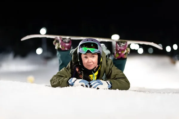 Snowboarder Meisje Poseren Hellingen Nachtskiën Wintersportplaats — Stockfoto