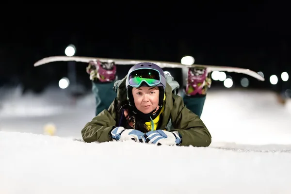 Snowboardzistka Pozująca Stokach Nocne Narty Ośrodku Zimowym — Zdjęcie stockowe