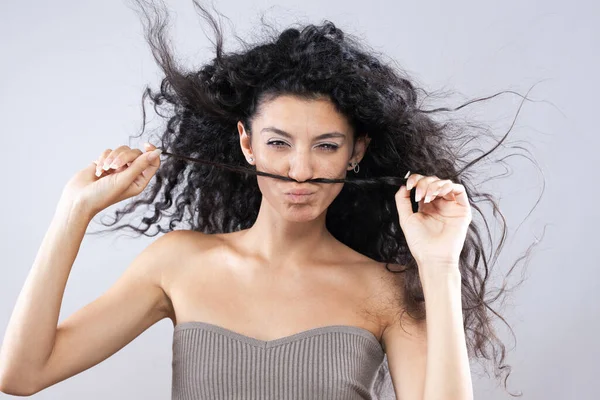 Havada Uzun Kıvırcık Saçlı Güzel Esmer Kız Stüdyo Portresi Komik — Stok fotoğraf