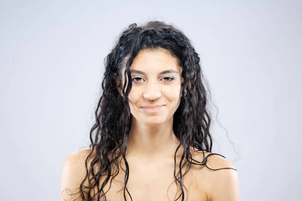 Schöne Brünette Mädchen Mit Langen Nassen Haaren Studioporträt — Stockfoto