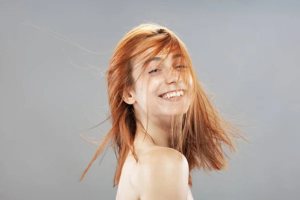 Koyu Renkli Turuncu Rüzgarlı Gülümseyen Güzel Kız Gri Arkaplana Karşı — Stok fotoğraf