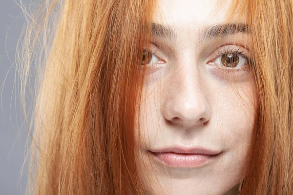 Güzel Koyu Turuncu Saçlı Kız Kameraya Bakıyor Gri Arkaplanda Gülen — Stok fotoğraf