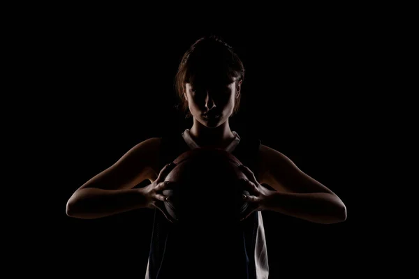 Vrouwelijke Basketbalspeler Mooi Meisje Met Een Bal Zijverlicht Silhouet Studio — Stockfoto