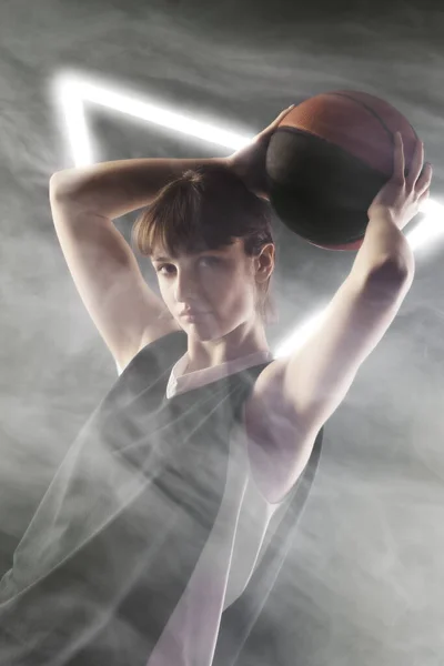 Hermosa Chica Con Baloncesto Retrato Estudio Iluminado Lateral Contra Fondo — Foto de Stock
