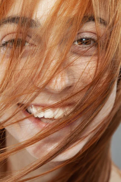 Koyu Renkli Turuncu Rüzgarlı Gülümseyen Güzel Kız Gri Arkaplana Karşı — Stok fotoğraf