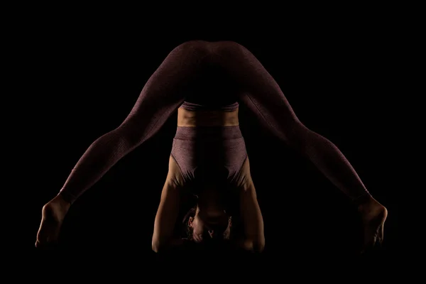 Yoga Pozu Veren Zinde Bir Kadın Stüdyoda Siyahlara Karşı Egzersiz — Stok fotoğraf