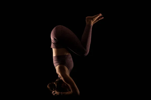 Fit Femme Pratiquant Des Poses Yoga Côté Éclairé Demi Silhouette — Photo