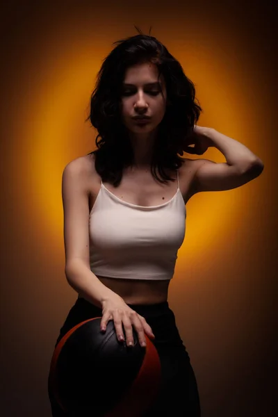 Dospívající Dívka Basketbalem Studio Portrét Oranžovém Pozadí — Stock fotografie