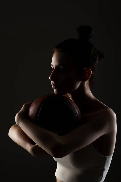 バスケットボールをした10代の少女 サイドライトスタジオポートレート暗い背景 — ストック写真
