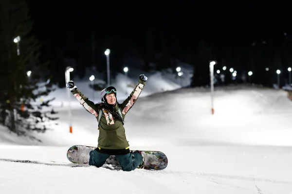 Menina Snowboarder Posando Encostas Esqui Noturno Resort Inverno — Fotografia de Stock