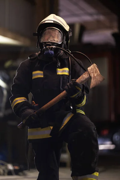 Portret Strażaka Pełnym Wyposażeniu Masce Tlenowej Toporze Wozy Strażackie Dymne — Zdjęcie stockowe
