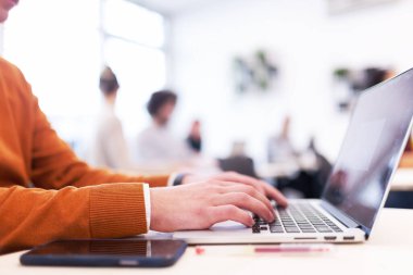 Öğrenciler sınıfta bir öğretim görevlisini dinliyor. Bilgisayarlı ve telefonlu soyut eller.