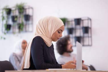 Sınıfta bir öğretim üyesini dinleyen çok ırklı öğrenciler. Zeki gençler üniversitede okuyor..