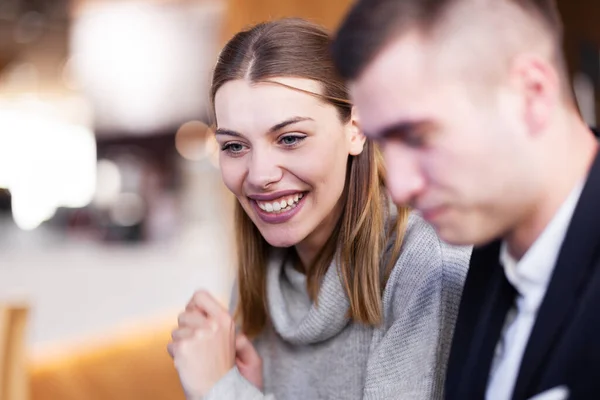 Unga Framgångsrika Affärsmän Som Har Ett Kreativt Möte Ett Café — Stockfoto