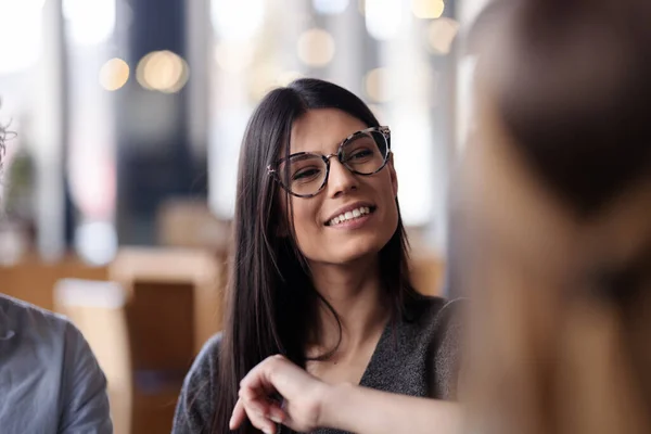 Hermosa Chica Con Gafas Retrato Una Mujer Negocios Inteligente Reataurant — Foto de Stock