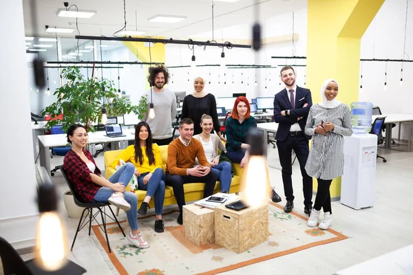 Modern ofis işyerindeki başarılı çoklu etnik gruptan oluşan bir ekip. Çeşitlilik mutluluk ve başarı kavramı.