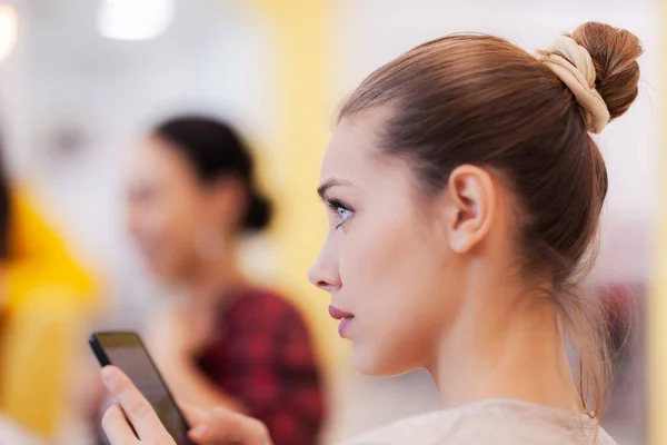 Hermosa Chica Usando Teléfono Durante Reunión Creativa Con Colegas —  Fotos de Stock