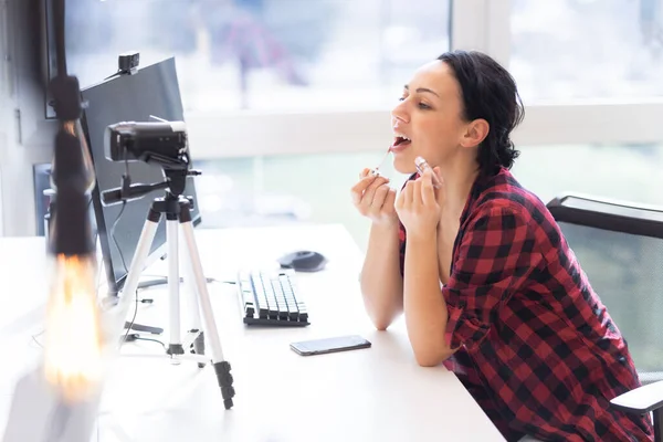 Chica Maquillándose Una Oficina Video Blogger Grabándose Con Cámara Trabajo — Foto de Stock