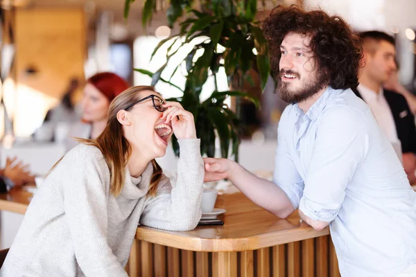Gente Bar Café Divirtiéndose Conversaciones Reuniones Ropa Casual Formal — Foto de Stock