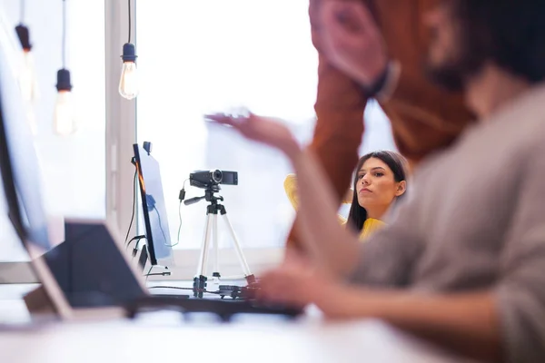 Uomini Affari Che Parlano Moderno Ufficio Coworking Ragazza Riposo Mentre Foto Stock