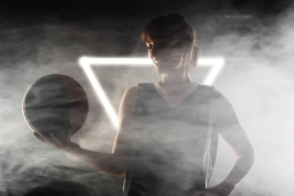 Красива Дівчина Баскетболом Бічний Освітлений Портрет Студії Тлі Туману Білими — стокове фото