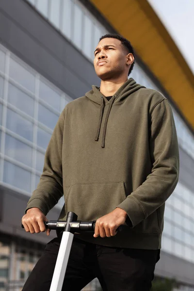 Young African American Man Casual Clothing Posing Electric Scooter — Stockfoto