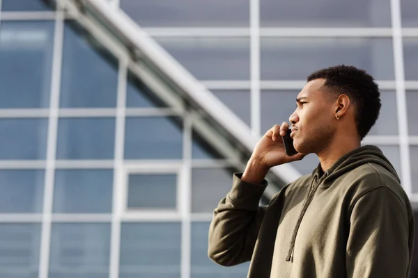 Νεαρός Αφροαμερικάνος Casual Ντύσιμο Στέκεται Και Μιλάει Στο Τηλέφωνο — Φωτογραφία Αρχείου