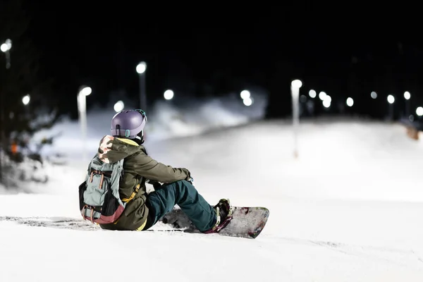 スノーボーダーの女の子が斜面にポーズをとっている ウィンターリゾートのナイトスキー — ストック写真