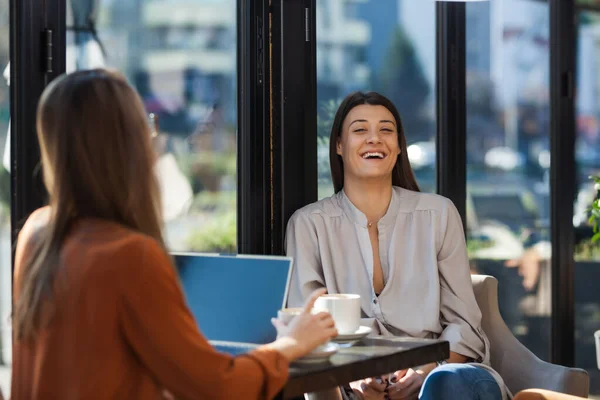 Duas Jovens Empresárias Num Café Ter Uma Numa Reunião Amigos — Fotografia de Stock