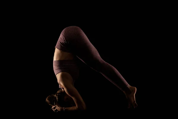 Mujer Forma Practicando Yoga Posa Lado Iluminado Media Silueta Chica —  Fotos de Stock