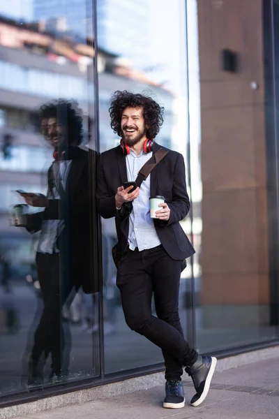 Hombre Con Pelo Torpe Auriculares Posando Cerca Ventana Con Reflejos — Foto de Stock