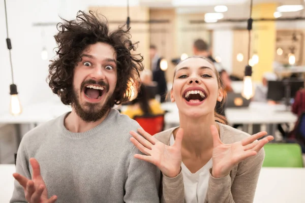 Colegas Amigáveis Brincando Moderno Espaço Escritório Coworking Encantador Casal Fazendo — Fotografia de Stock