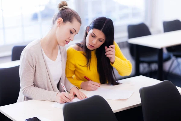 Estudantes Fazendo Teste Uma Sala Aula Jovens Inteligentes Estudam Uma — Fotografia de Stock