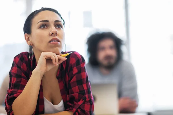 Estudantes Ouvindo Palestrante Uma Sala Aula Jovens Inteligentes Estudam Uma — Fotografia de Stock