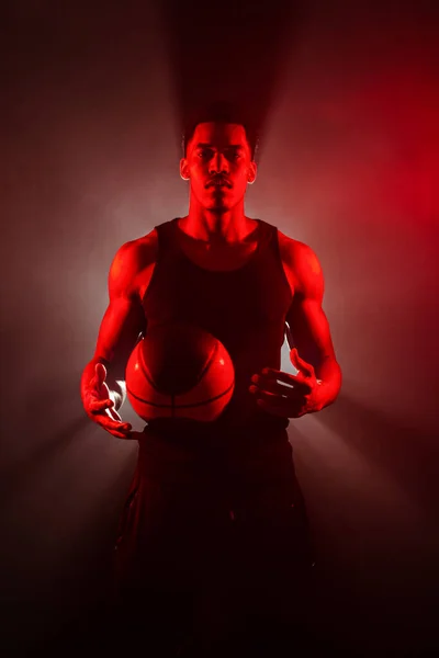 Lato Giocatore Basket Illuminato Con Colore Rosso Che Tiene Una — Foto Stock
