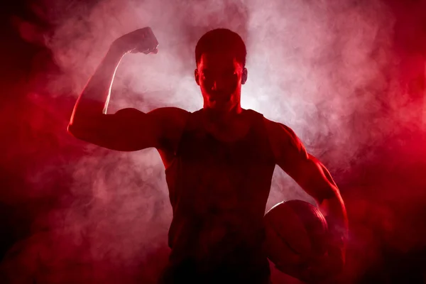 Lado Jogador Basquete Iluminado Com Cor Vermelha Segurando Uma Bola — Fotografia de Stock