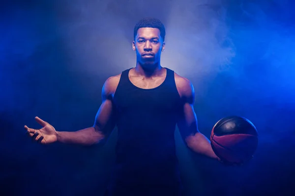Giocatore Basket Illuminato Con Colore Blu Posa Con Una Palla — Foto Stock