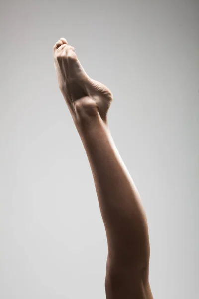 Сторона Освітлена Жіночими Ногами Сірому Фоні — стокове фото