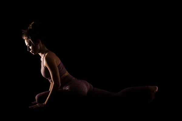 Mujer Forma Practicando Yoga Posa Lado Iluminado Media Silueta Chica —  Fotos de Stock