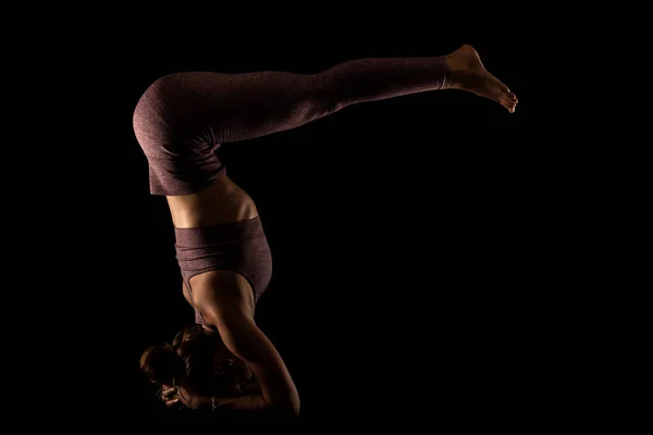 Mujer Forma Practicando Yoga Posa Lado Iluminado Media Silueta Chica —  Fotos de Stock