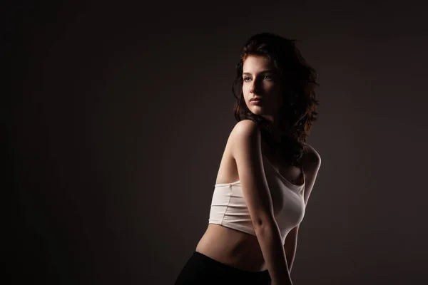 Schöne Teenager Mädchen Studio Porträt Vor Dunklem Hintergrund — Stockfoto