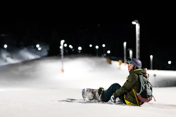 Menina Snowboarder Posando Encostas Esqui Noturno Resort Inverno — Fotografia de Stock