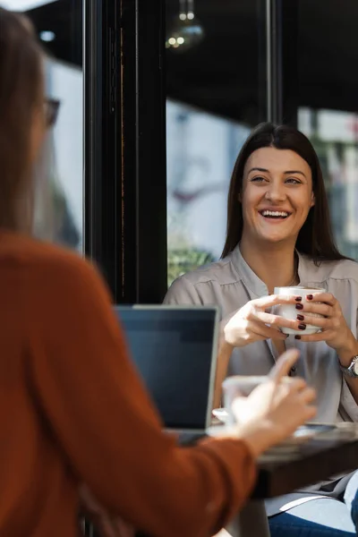 Dos Mujeres Negocios Jóvenes Café Teniendo Una Una Reunión Amigos — Foto de Stock