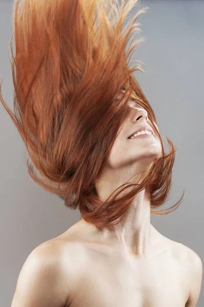 Linda Menina Cabelo Queimado Laranja Escuro Ventoso Sorrindo Retrato Estúdio — Fotografia de Stock