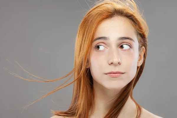 Güzel Koyu Turuncu Rüzgarlı Saçlı Kız Gri Arkaplana Karşı Endişeli — Stok fotoğraf