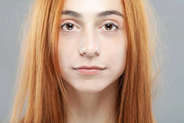Mooi Donker Verbrand Oranje Haarmeisje Kijkend Naar Camera Studio Portret — Stockfoto