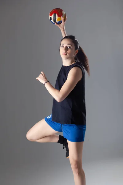 Handbalspeler Poseren Lichtgrijze Achtergrond Meisje Springen Met Bal — Stockfoto