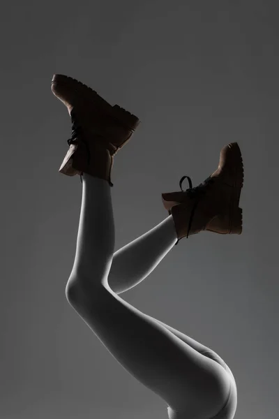 Σέξι Γυναικεία Πόδια Λευκά Κολάν Και Αδιάβροχες Μπότες Πλευρική Φωτισμένη — Φωτογραφία Αρχείου