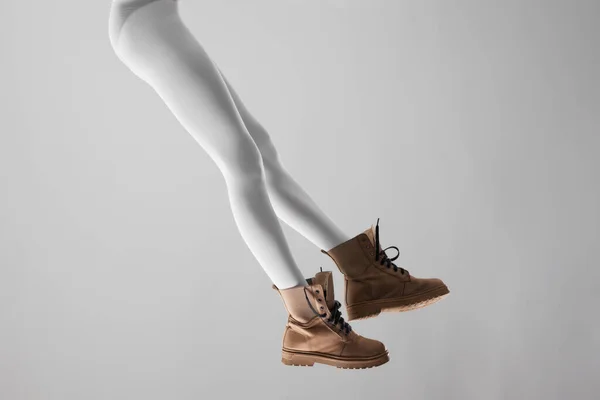 Sexy Frauenbeine Mit Weißen Leggings Und Wasserdichten Stiefeln — Stockfoto