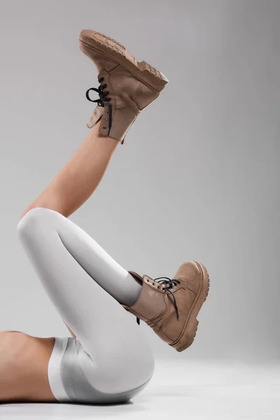 Sexy Pernas Femininas Usando Botas Uma Perna Com Leggings Brancos — Fotografia de Stock